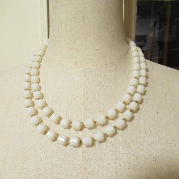 Vintage lightweight Hong Kong Acrylic Necklace - Picture 9 of 9